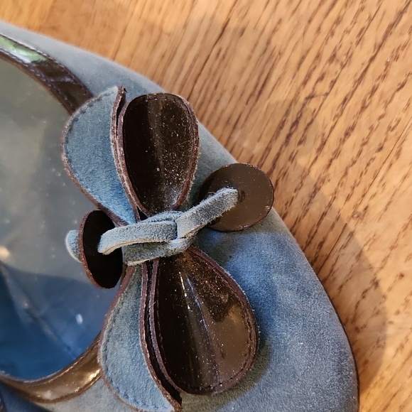 Moschino Cheap and Chic Blue Suede Kitten Heel w/ Floral Detail Size 7.5 - Picture 3 of 10